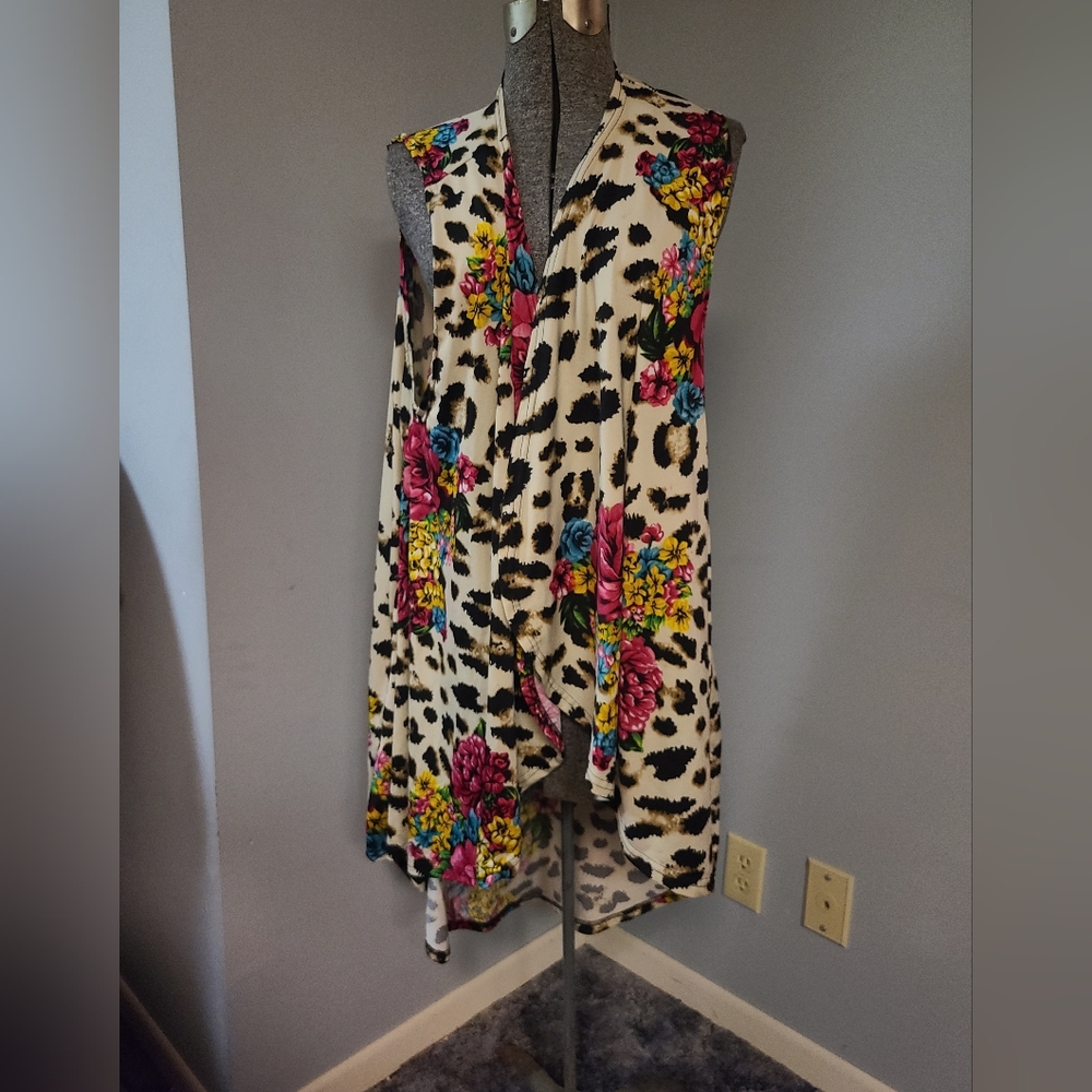 PLUS SIZE FLORAL/ANIMAL PRINT HI/LOW POLY VEST